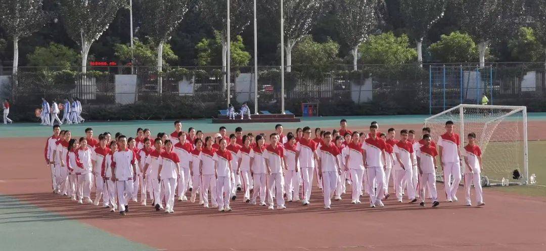 包含运动赛场紧锣密鼓豪强球队备战斗志昂扬的词条