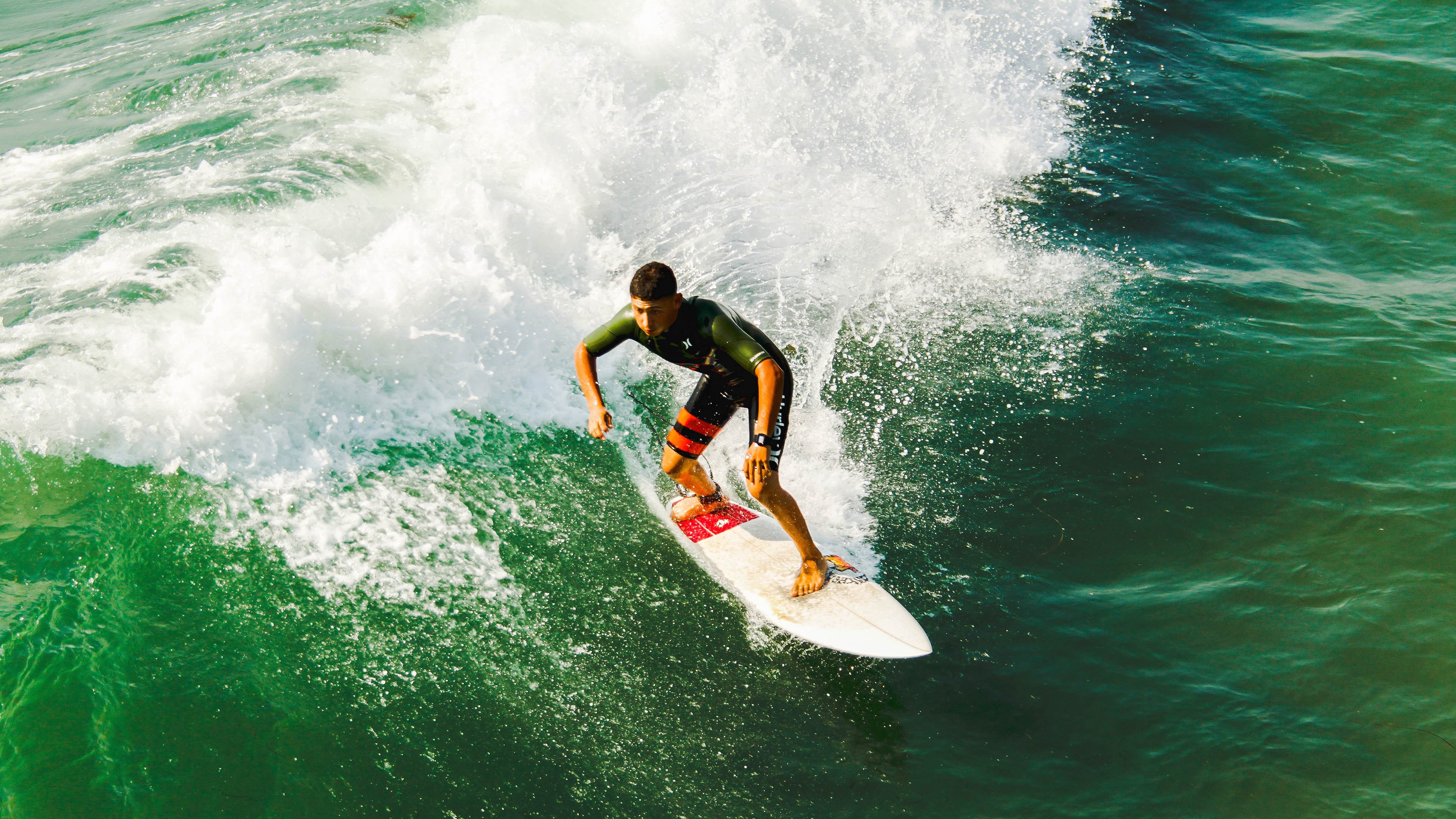 俄克拉荷马城雷霆常规赛险胜尤文图斯，文班亚马砍下18记关键球，全场沸腾